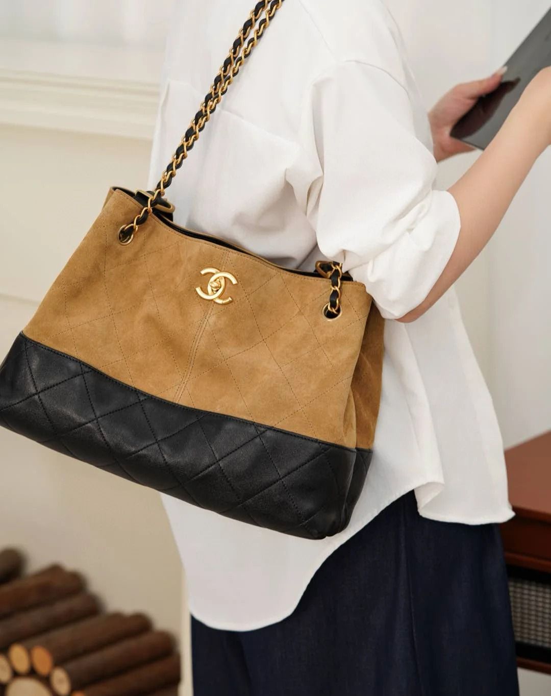 Chanel 25a Tote Bag