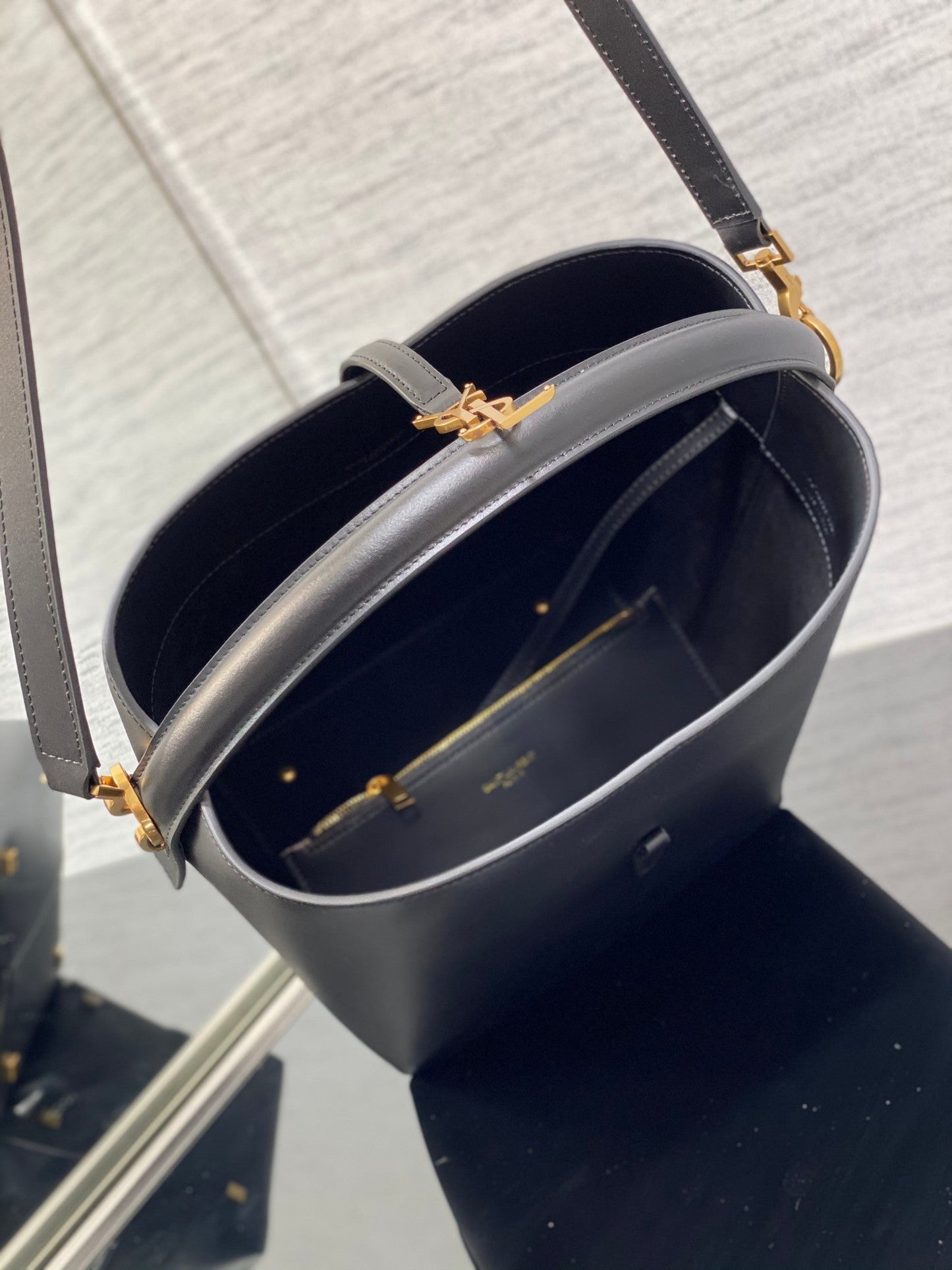 YSL Le 37 In Black Shiny Leather - 20 X 25 X 16 CM